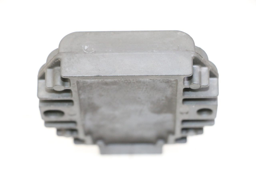 photo de REGULATEUR CHARGE PIAGGIO VESPA LX 150 (2005 - 2013) - Autre angle de vue