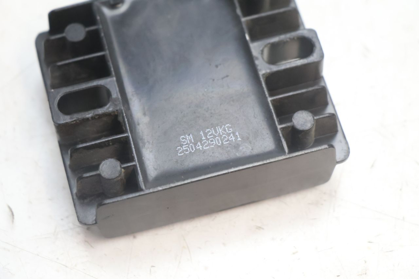 photo de REGULATEUR CHARGE JM MOTORS R-MAX TECH 50 (2024 - 2026) - Zoom état d’usage