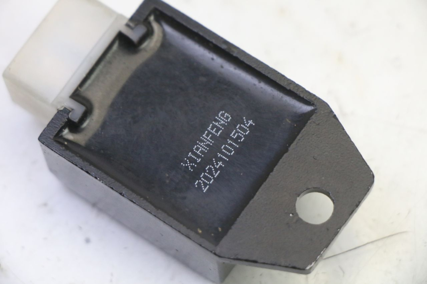 photo de REGULATEUR CHARGE APOLLO RFZ 125 - Gros plan technique