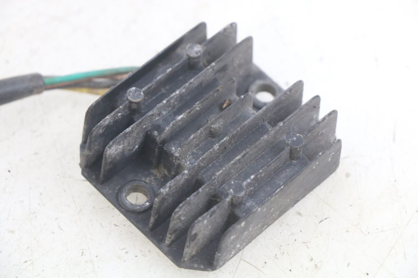 photo de REGULATEUR CHARGE YAMASAKI ROADSTER 50 (2013 - 2018) - Gros plan technique