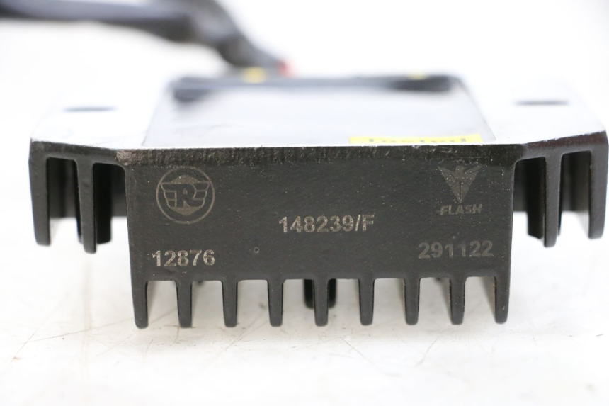 photo de REGULATEUR CHARGE ROYAL ENFIELD CONTINENTAL GT 650 (2019 - 2024) - Détail de la pièce