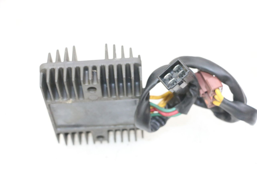 photo de REGULATEUR CHARGE PEUGEOT SATELIS 125 (2013 - 2018) - Gros plan technique