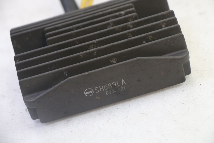 photo de REGULATEUR CHARGE PEUGEOT SATELIS 125 (2006 - 2009) - Gros plan technique