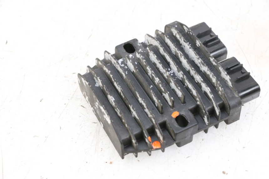 photo de REGULATEUR CHARGE PEUGEOT SATELIS 125 (2013 - 2018) - Gros plan technique