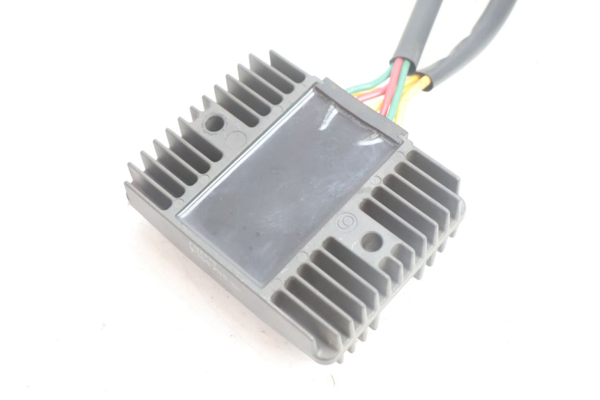 photo de REGULATEUR CHARGE PEUGEOT SATELIS 125 (2006 - 2009) - Gros plan technique