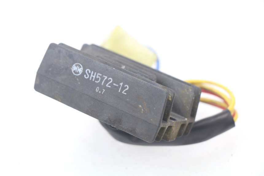 photo de REGULATEUR CHARGE APRILIA SCARABEO GT 125 (1999 - 2007) - Détail de la pièce