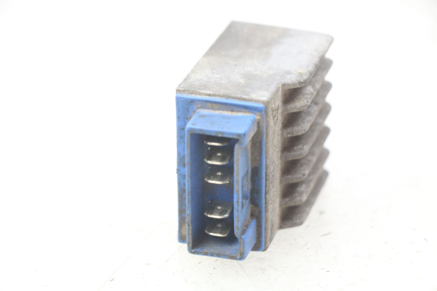 photo de REGULATEUR CHARGE DERBI SENDA 50 (2003 - 2005) - Détail de la pièce