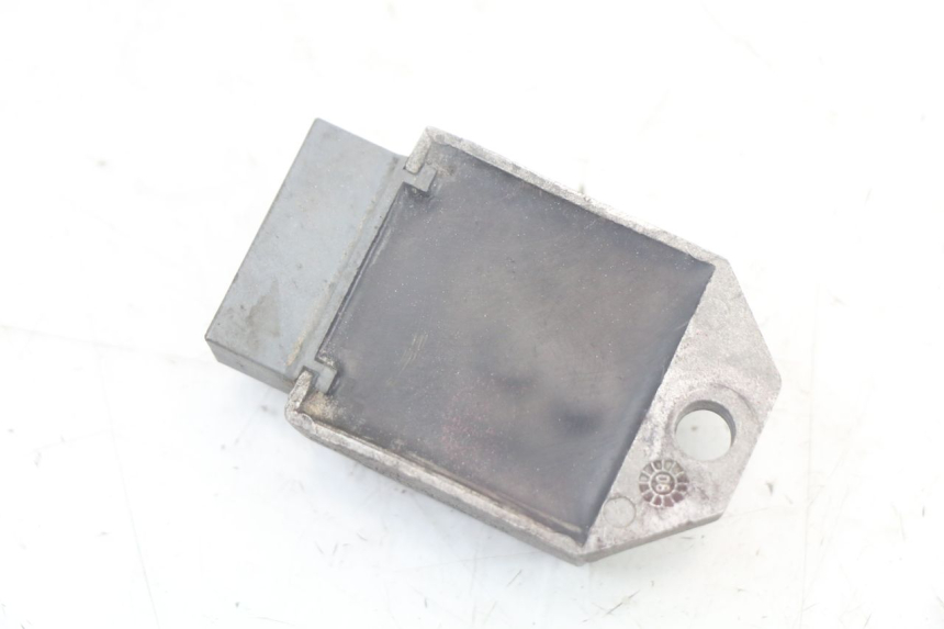 photo de REGULATEUR CHARGE DERBI SENDA SM X-TREME 50 (2006 - 2010) - Gros plan technique