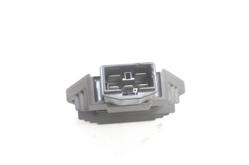 photo de REGULATEUR CHARGE HONDA SH 125 (2001 - 2003) - Autre angle de vue