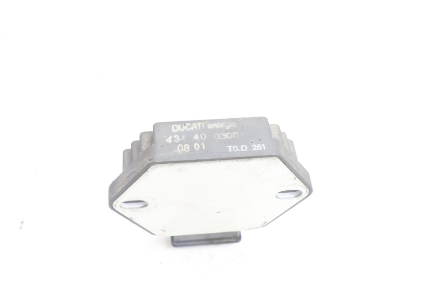 photo de REGULATEUR CHARGE HONDA SH 125 (2001 - 2003) - Gros plan technique