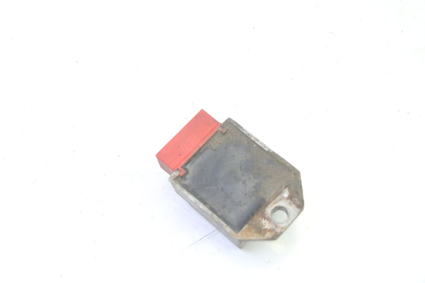 photo de REGULATEUR CHARGE GILERA SMT SUPERMOTARD 50 (2009 - 2017) - Gros plan technique