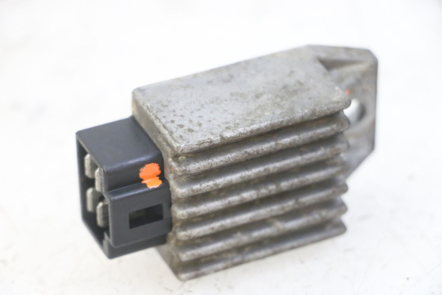 photo de REGULATEUR CHARGE PEUGEOT SPEEDFIGHT 2 LC 50 (2000 - 2009) - Détail de la pièce
