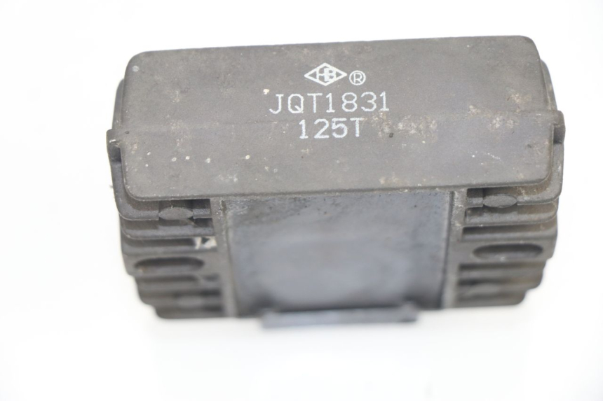 photo de REGULATEUR CHARGE PEUGEOT SUM UP 125 (2008 - 2013) - Détail de la pièce