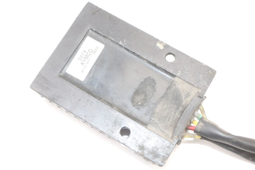 photo de REGULATEUR CHARGE KYMCO SUPER 8 4T 50 (2021 - 2024) - Gros plan technique
