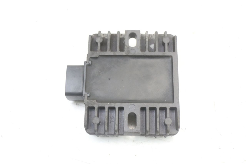 photo de REGULATEUR CHARGE SUZUKI BURGMAN 125 (2018 - 2021) - Gros plan technique