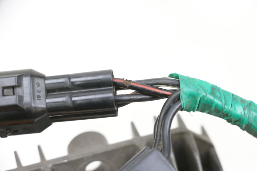 photo de REGULATEUR CHARGE SUZUKI SV S 650 (2003 - 2009) - Gros plan technique