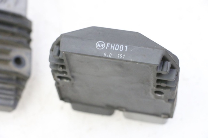 photo de REGULATEUR CHARGE YAMAHA TDM ABS 900 (2002 - 2014) - Marquages et références