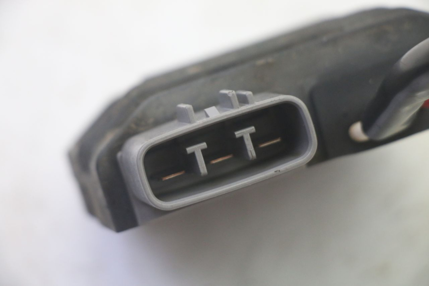 photo de REGULATEUR CHARGE YAMAHA TDM ABS 900 (2002 - 2014) - Gros plan technique