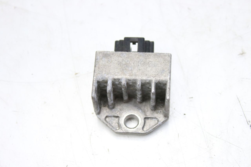 photo de REGULATEUR CHARGE PEUGEOT TWEET 125 (2010 - 2017) - Autre angle de vue