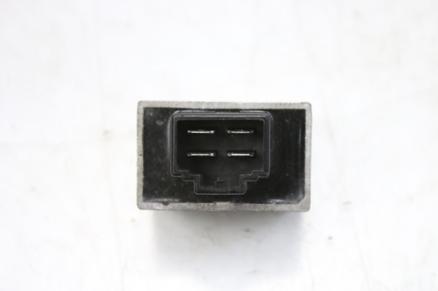 photo de REGULATEUR CHARGE PEUGEOT TWEET 125 (2010 - 2017) - Gros plan technique