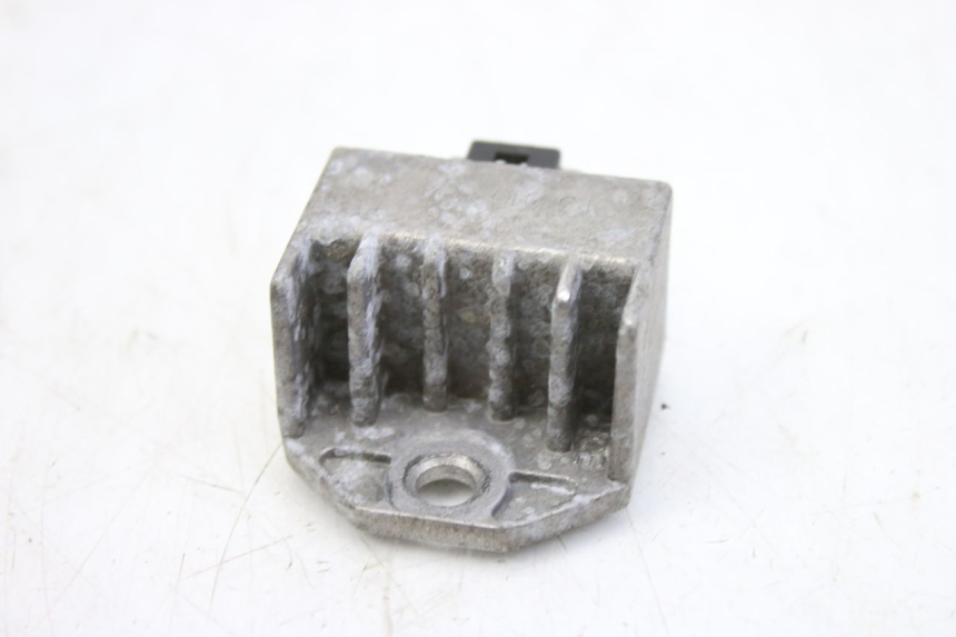 photo de REGULATEUR CHARGE PEUGEOT TWEET 125 (2010 - 2017) - Points de fixation