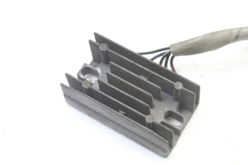 photo de REGULATEUR CHARGE SUZUKI UH BURGMAN 125 (2002 - 2006) - Détail de la pièce