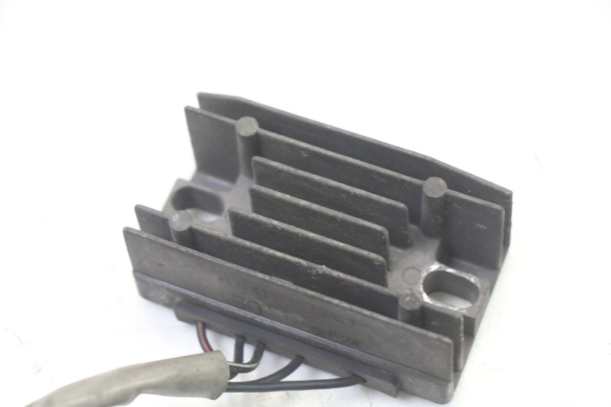 photo de REGULATEUR CHARGE SUZUKI UH BURGMAN 125 (2002 - 2006) - Autre angle de vue