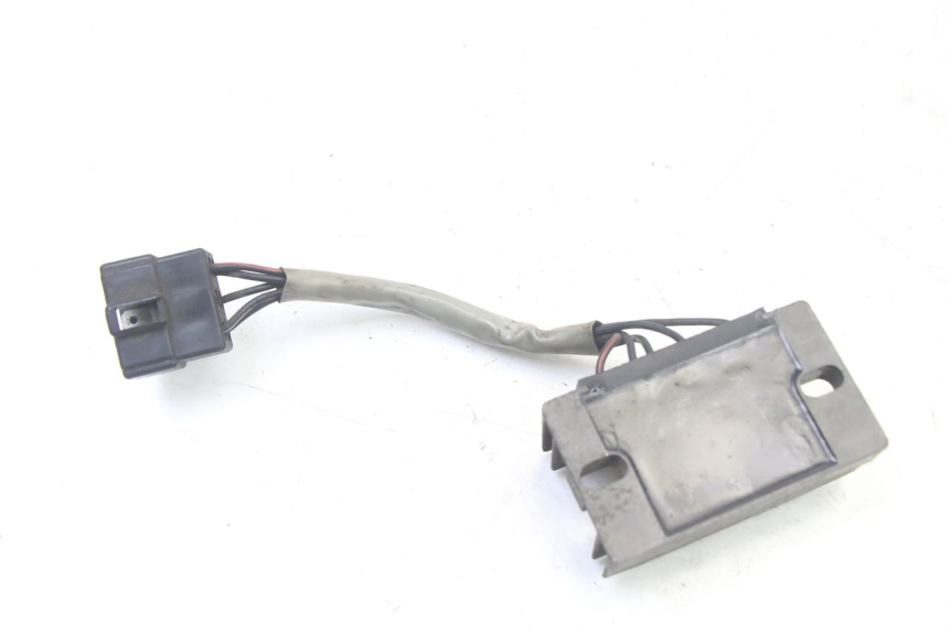 photo de REGULATEUR CHARGE SUZUKI UH BURGMAN 125 (2002 - 2006) - Gros plan technique