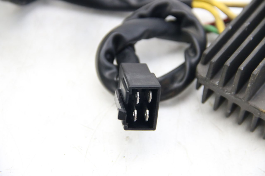 photo de REGULATEUR CHARGE PIAGGIO VESPA GTS SUPER IE 125 (2009 - 2016) - Autre angle de vue