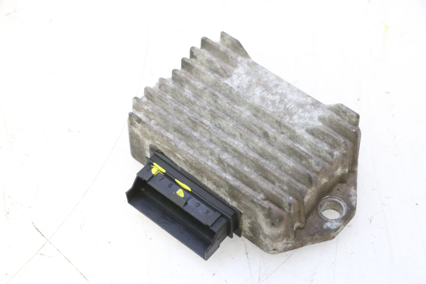 photo de REGULATEUR CHARGE PIAGGIO VESPA LX 2T 50 (2005 - 2013) - Gros plan technique