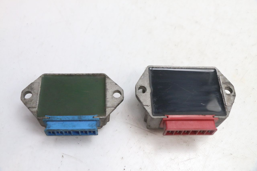 photo de REGULATEUR CHARGE PIAGGIO VESPA PK FL 2T 50 (1990 - 1996) - Gros plan technique