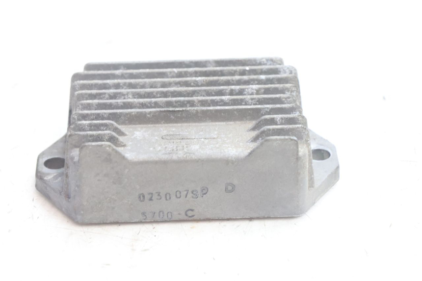 photo de REGULATEUR CHARGE PIAGGIO VESPA S 2T 50 (2007 - 2014) - Gros plan technique