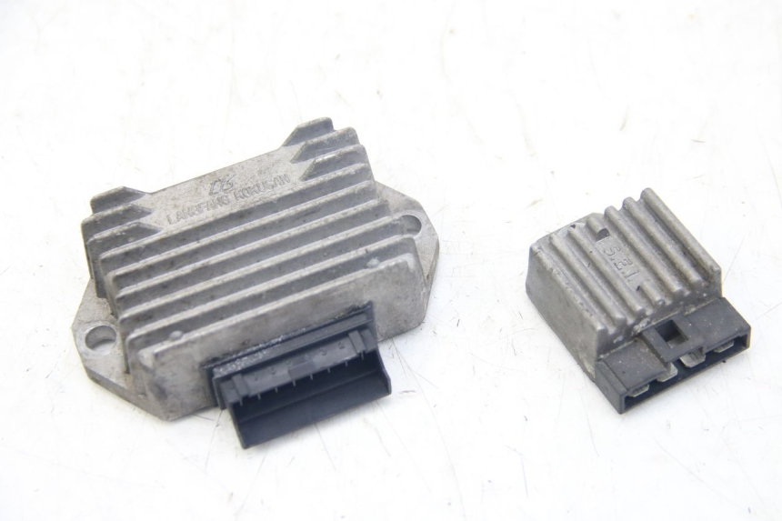 photo de RÉGULATEUR DE CHARGE PIAGGIO VESPA SPRINT 2T 50 (2014 - 2018) - Gros plan technique