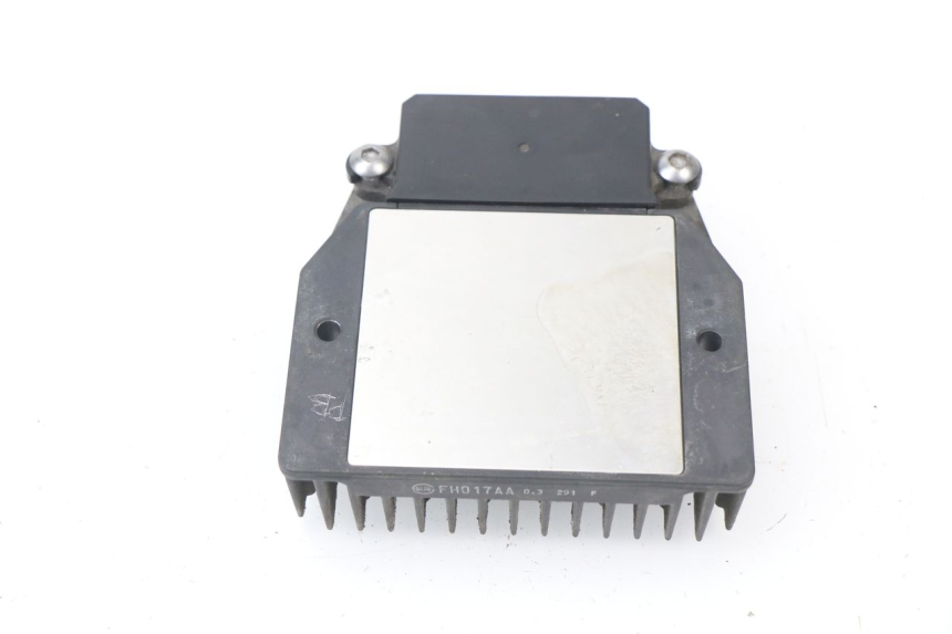 photo de REGULATEUR CHARGE HONDA VFR F 1200 (2010 - 2015) - Autre angle de vue