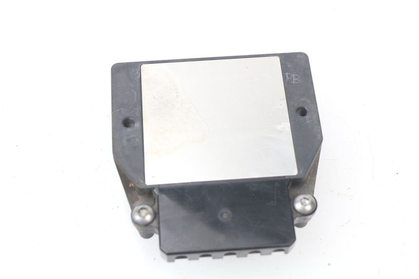 photo de REGULATEUR CHARGE HONDA VFR F 1200 (2010 - 2015) - Gros plan technique