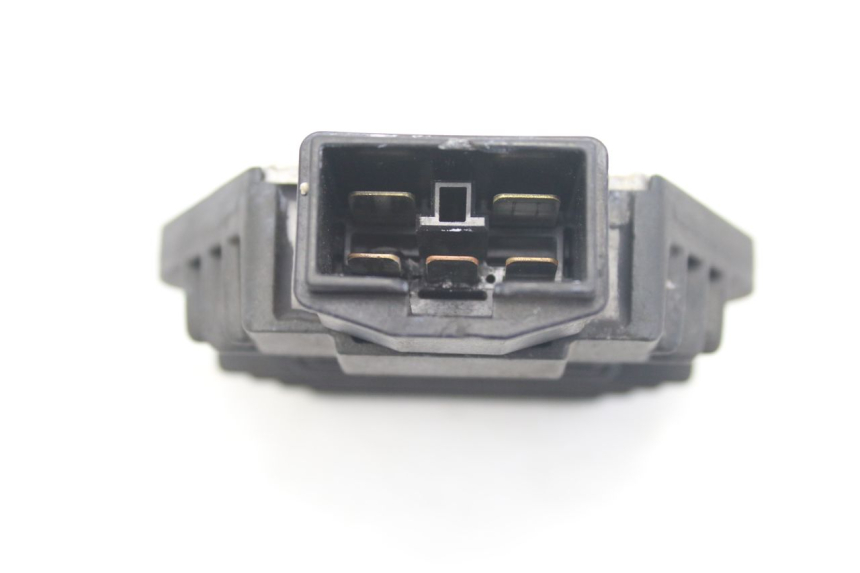 photo de REGULATEUR CHARGE HONDA VFR FI RC46 800 (1998 - 2001) - Gros plan technique