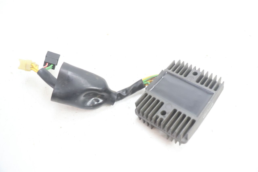 photo de REGULATEUR CHARGE HONDA VFR FI RC46 800 (1998 - 2001) - Gros plan technique