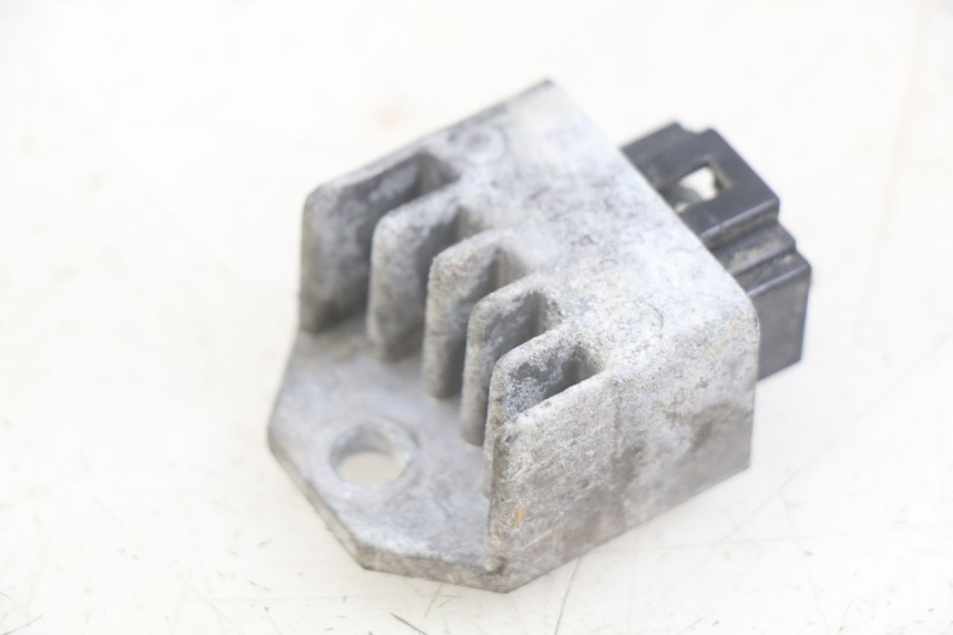 photo de REGULATEUR CHARGE PEUGEOT VIVACITY 50 (2004 - 2009) - Autre angle de vue