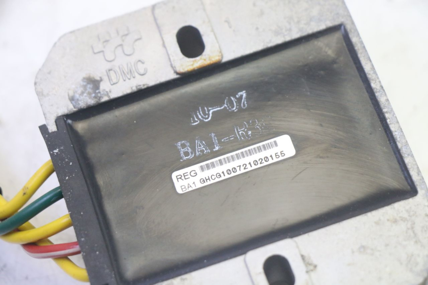 photo de REGULATEUR CHARGE DAELIM VJ ROADWIN FI 125 (2008 - 2017) - Gros plan technique