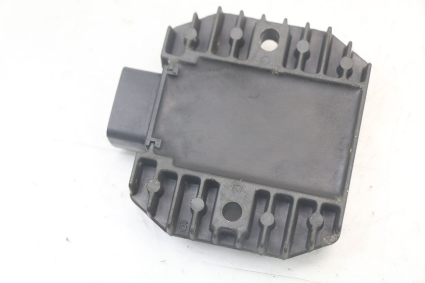 photo de REGULATEUR CHARGE YAMAHA XMAX X-MAX 125 (2006 - 2009) - Gros plan technique