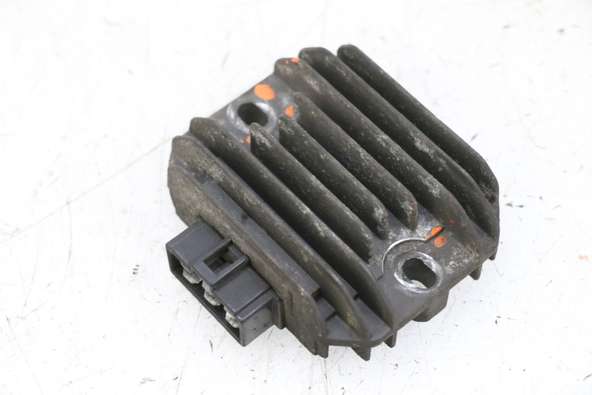 photo de REGULATEUR CHARGE PIAGGIO X8 125 (2004 - 2007) - Gros plan technique