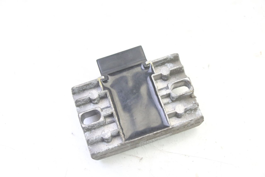 photo de REGULATEUR CHARGE PIAGGIO X9 EVOLUTION 125 (2003 - 2007) - Gros plan technique