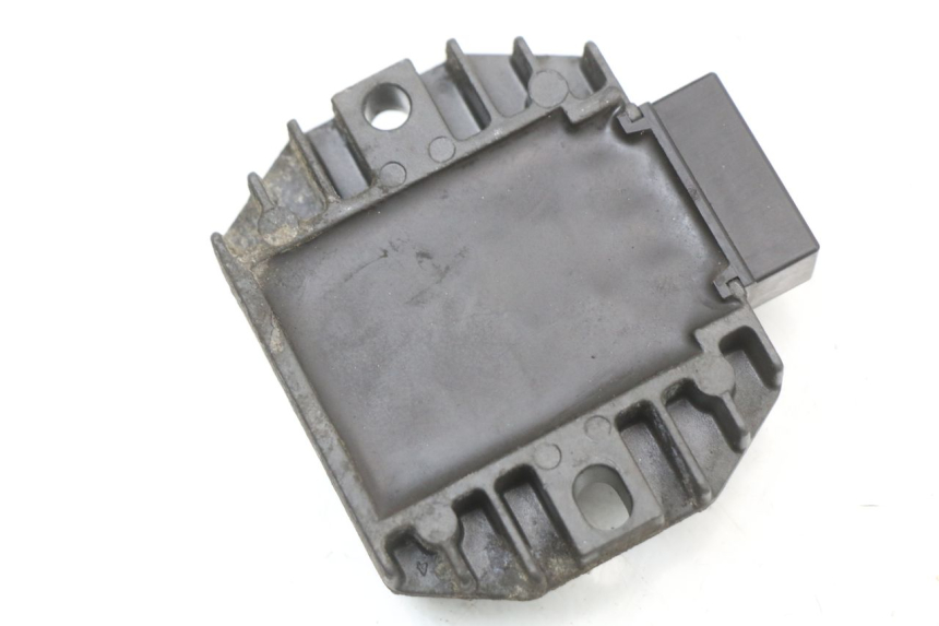 photo de REGULATEUR CHARGE PIAGGIO X9 125 (2000 - 2003) - Gros plan technique