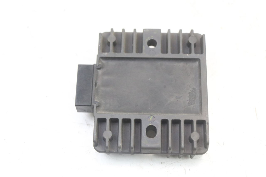 photo de REGULATEUR CHARGE YAMAHA XJ6 ABS 600 (2008 - 2016) - Gros plan technique