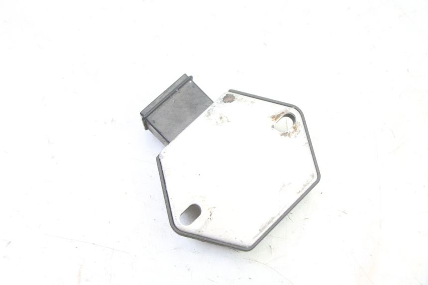 photo de REGULATEUR CHARGE HONDA XLV VARADERO 125 (2000 - 2006) - Gros plan technique