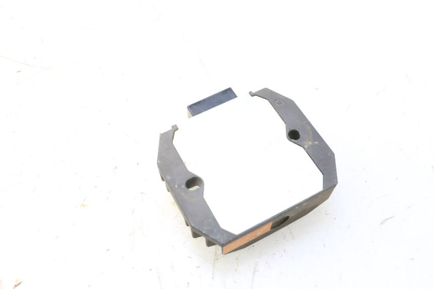 photo de REGULATEUR CHARGE YAMAHA XP T-MAX ABS 500 (2005 - 2005) - Gros plan technique