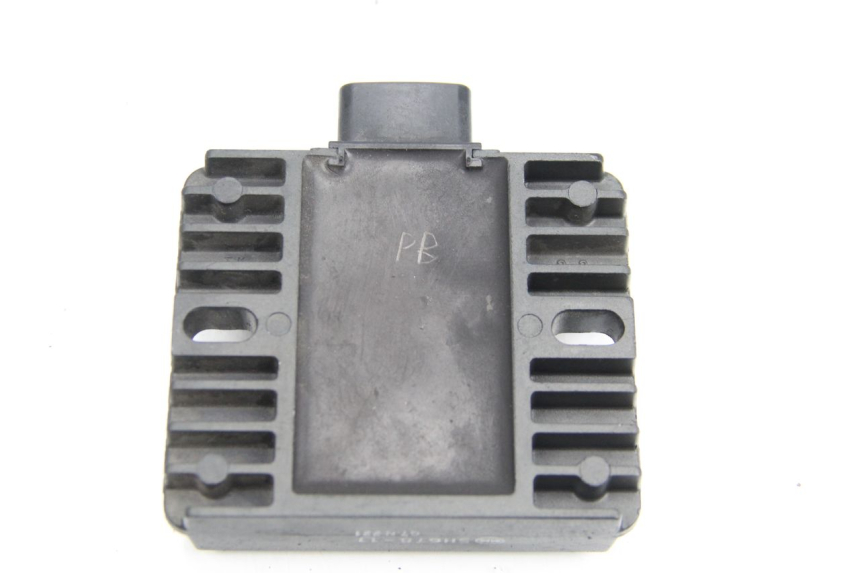 photo de REGULATEUR CHARGE YAMAHA XP T-MAX TMAX 500 (2008 - 2012) - Gros plan technique