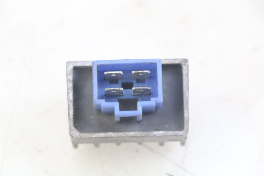 photo de REGULATEUR CHARGE PEUGEOT XP6 50 (2006 - 2011) - Zoom état d’usage