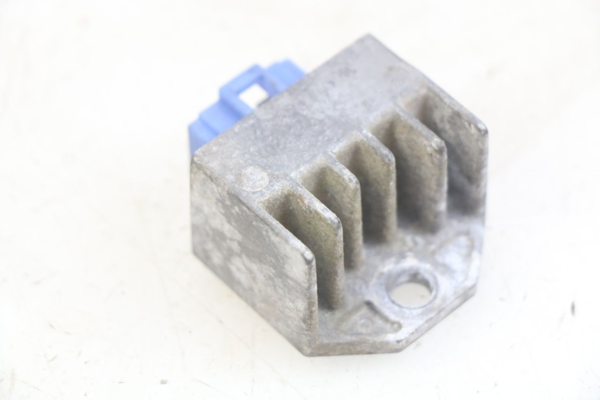 photo de REGULATEUR CHARGE PEUGEOT XP6 50 (2006 - 2011) - Autre angle de vue