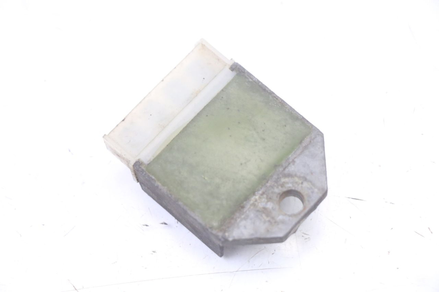 photo de REGULATEUR CHARGE YAMAHA AEROX 50 (1997 - 2006) - Autre angle de vue